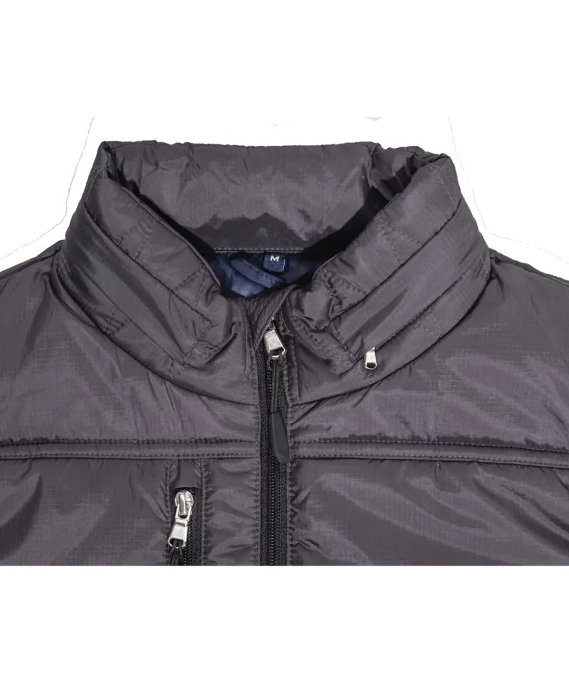 Weste-Kapuze-im-Kragen